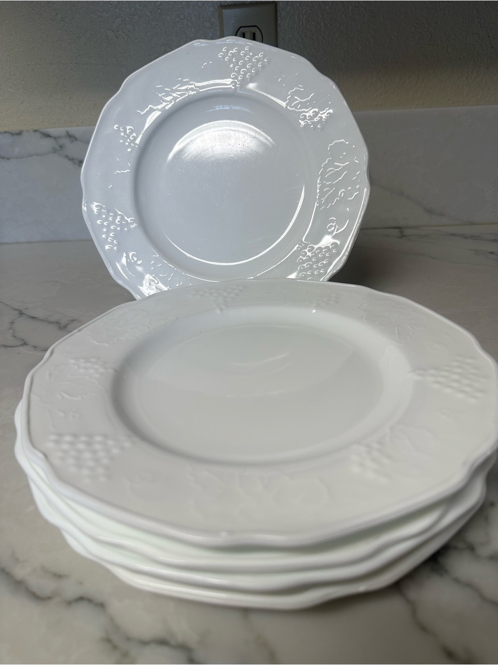 Vtg Colony Glass Co Harvest Grape White Milk Glass Dinner Plates 9 7/8” Set of 5